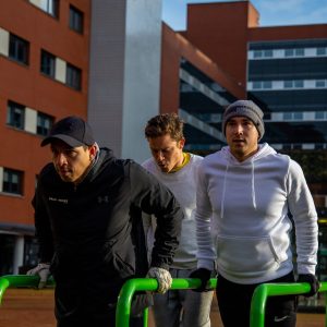 Groepstraning op calisthenics park Zwolle: Dippen
